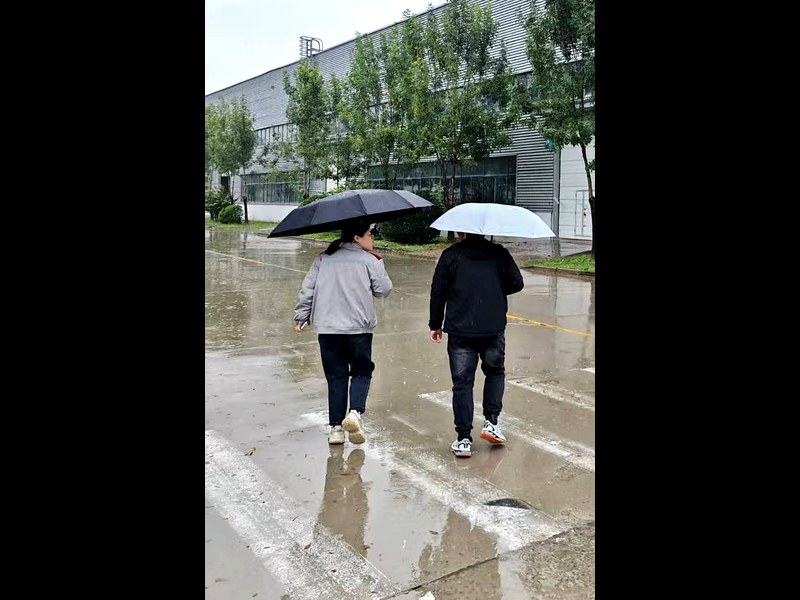 走访新能源主机厂整车基地厂区，技术人员进入总装车间前